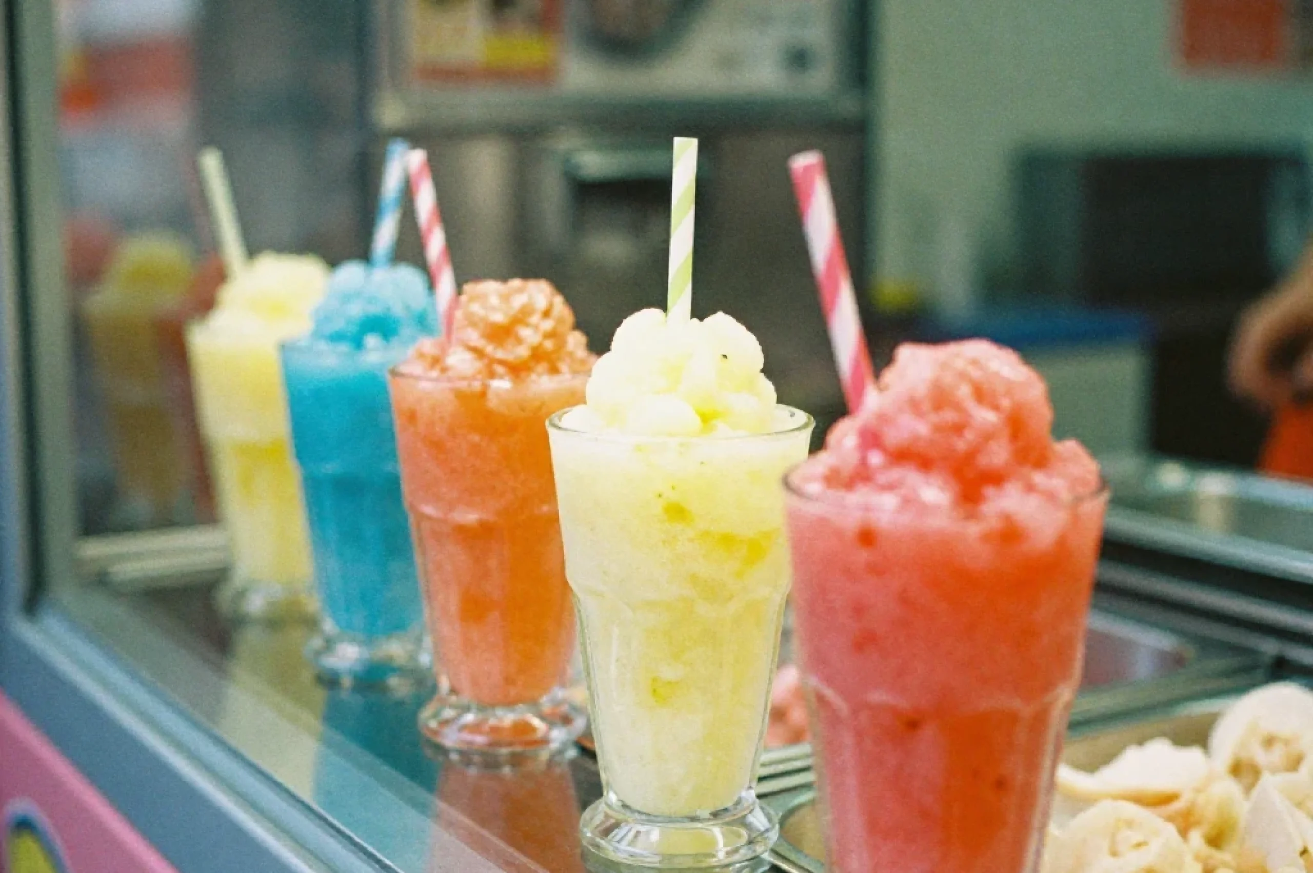 freepik__35mm-film-photography-foto-de-varios-slushies-fren__94802